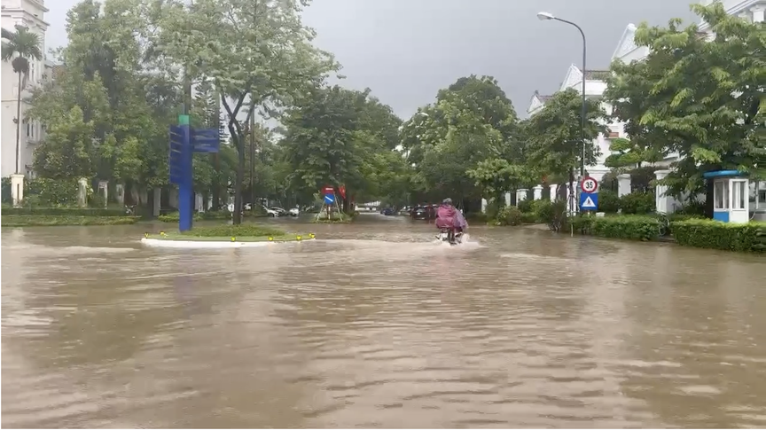 Khu đô thị ‘nhà giàu’ của Thủ đô ngập trong biển nước sau 2 ngày mưa ròng rã: Bất động sản chạm ngưỡng 450 triệu đồng/m2- Ảnh 2. Khu đô thị ‘nhà giàu’ của Thủ đô ngập trong biển nước sau 2 ngày mưa ròng rã: Bất động sản chạm ngưỡng 450 triệu đồng/m2- Ảnh 2.