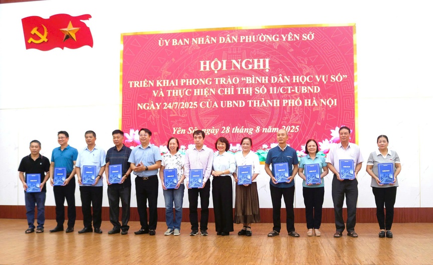 Công an phường Yên Sở tham mưu tổ chức Hội nghị Triển khai phong trào "Bình dân học vụ số"- Ảnh 4. Công an phường Yên Sở tham mưu tổ chức Hội nghị Triển khai phong trào "Bình dân học vụ số"- Ảnh 4.