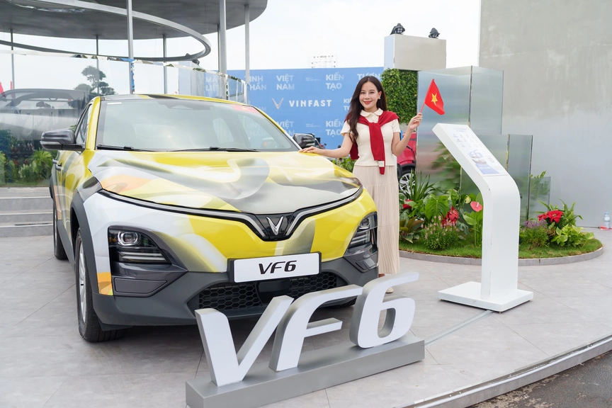 VinFast gây ấn tượng tại Trung tâm Triển lãm Việt Nam bằng dàn xe “khủng”: Bộ đôi Lạc Hồng 900 LX tạo ấn tượng mạnh- Ảnh 5.