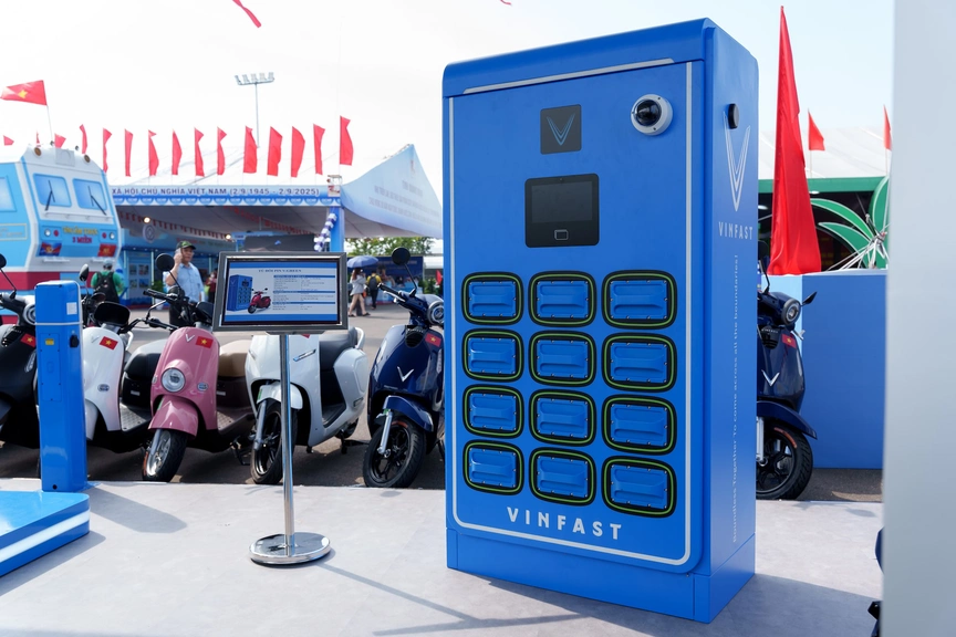 VinFast gây ấn tượng tại Trung tâm Triển lãm Việt Nam bằng dàn xe “khủng”: Bộ đôi Lạc Hồng 900 LX tạo ấn tượng mạnh- Ảnh 8.
