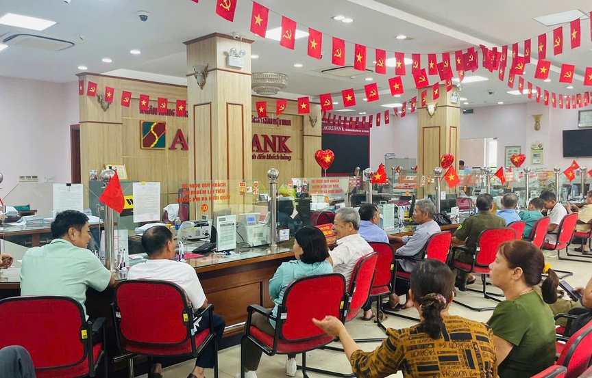 Agribank làm việc xuyên lễ để đảm bảo tặng quà kịp
thời cho người dân dịp Quốc khánh 2/9- Ảnh 1. Agribank làm việc xuyên lễ để đảm bảo tặng quà kịp
thời cho người dân dịp Quốc khánh 2/9- Ảnh 1.