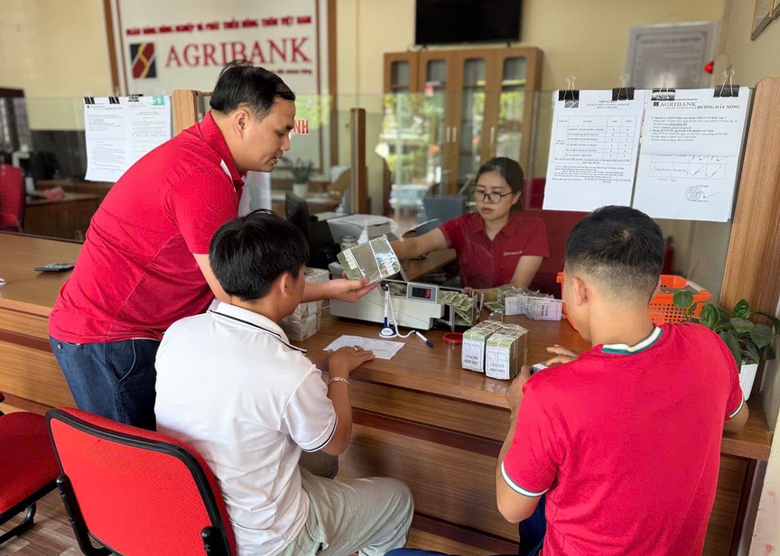 Agribank làm việc xuyên lễ để đảm bảo tặng quà kịp
thời cho người dân dịp Quốc khánh 2/9- Ảnh 2. Agribank làm việc xuyên lễ để đảm bảo tặng quà kịp
thời cho người dân dịp Quốc khánh 2/9- Ảnh 2.