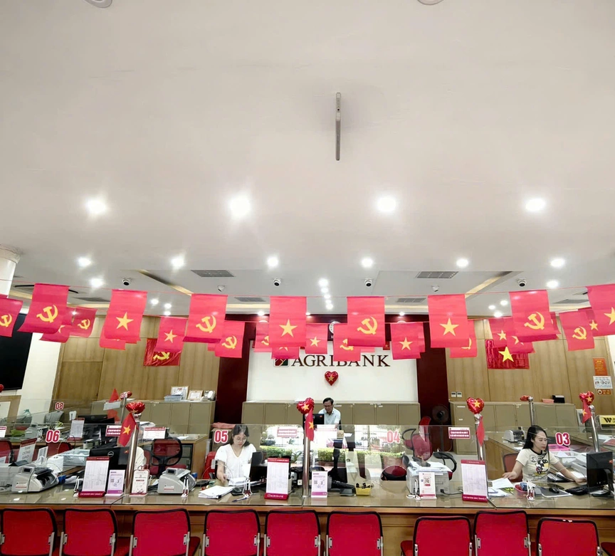 Agribank làm việc xuyên lễ để đảm bảo tặng quà kịp
thời cho người dân dịp Quốc khánh 2/9- Ảnh 3. Agribank làm việc xuyên lễ để đảm bảo tặng quà kịp
thời cho người dân dịp Quốc khánh 2/9- Ảnh 3.