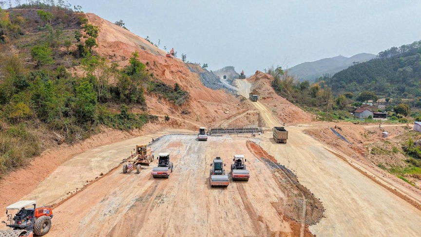 Tập đoàn Đèo Cả huy động hơn 2.600 nhân sự xây dựng xuyên Lễ tuyến cao tốc kết nối cửa khẩu quốc tế lớn nhất Việt Nam- Ảnh 1. Tập đoàn Đèo Cả huy động hơn 2.600 nhân sự xây dựng xuyên Lễ tuyến cao tốc kết nối cửa khẩu quốc tế lớn nhất Việt Nam- Ảnh 1.
