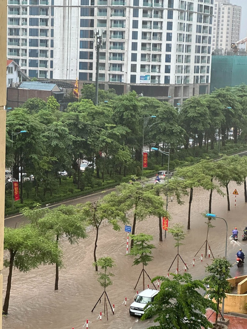 Nghịch lý bất động sản Thủ đô: Loạt khu đô thị ‘nhà giàu’ mênh mông biển lớn sau mưa lớn, giá nhà vẫn ở mức ngất ngưởng- Ảnh 2. Nghịch lý bất động sản Thủ đô: Loạt khu đô thị ‘nhà giàu’ mênh mông biển lớn sau mưa lớn, giá nhà vẫn ở mức ngất ngưởng- Ảnh 2.