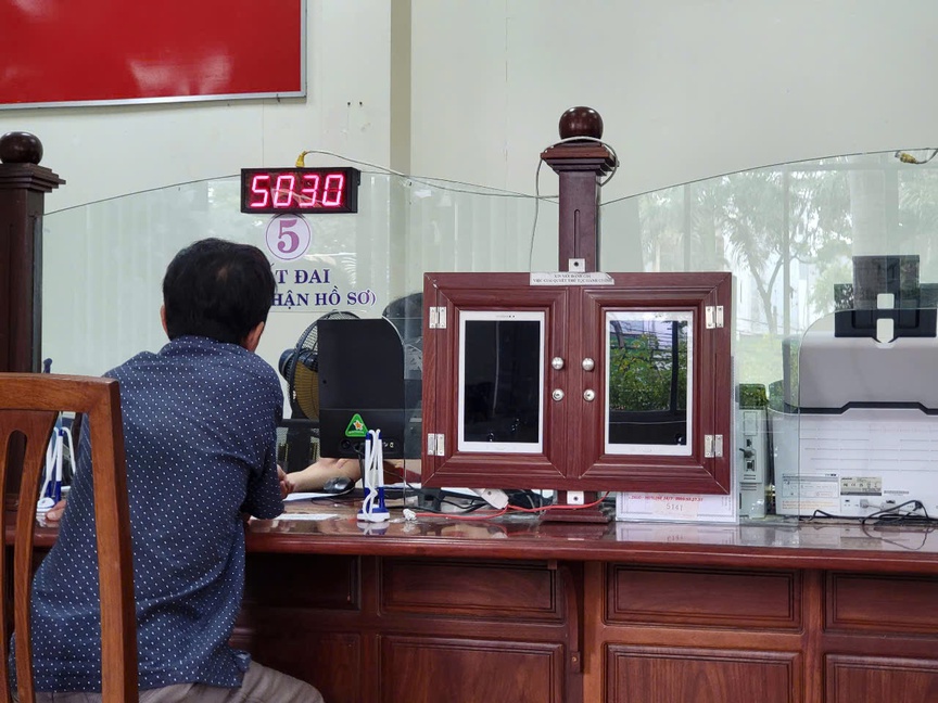 Văn phòng đăng ký đất đai TP. Cần Thơ phân công ký Giấy chứng nhận quyền sử dụng đất- Ảnh 1. Văn phòng đăng ký đất đai TP. Cần Thơ phân công ký Giấy chứng nhận quyền sử dụng đất- Ảnh 1.