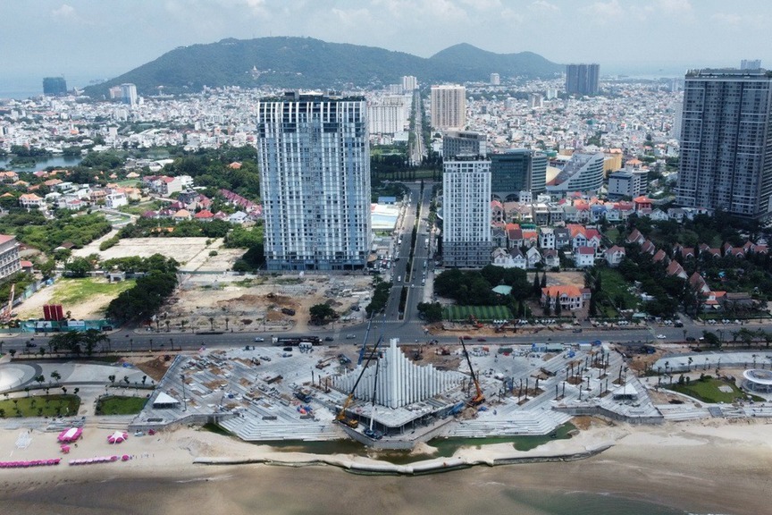 Hình hài đẹp mắt của tòa tháp hơn 30m nằm ven bãi biển sôi động nhất miền Nam- Ảnh 1.