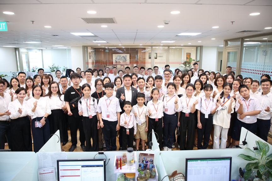Quỹ Ươm mầm ước mơ SeABank nhận đỡ đầu thêm 10 học sinh nghèo hiếu học: Nối dài hành trình 10 năm gieo mơ ước- Ảnh 1.