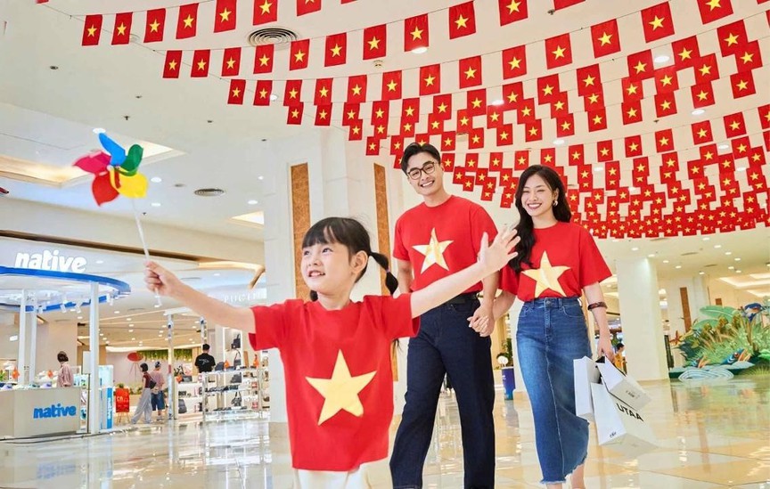 Vincom khởi động chiến dịch 'Tự hào sao Việt' - Thắp sáng biểu tượng bán lẻ Việt chào mừng 80 năm Quốc khánh- Ảnh 2.