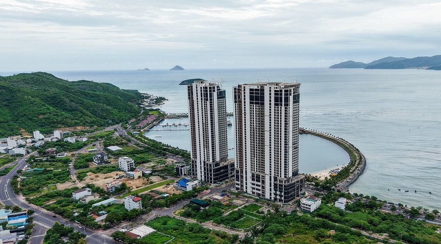 Siêu cao ốc bỏ hoang bên vịnh Nha Trang rơi vào vòng xoáy nợ nần- Ảnh 1. Siêu cao ốc bỏ hoang bên vịnh Nha Trang rơi vào vòng xoáy nợ nần- Ảnh 1.
