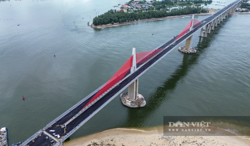 Ngày mai, cầu vượt cửa biển dài nhất miền Trung chính thức thông xe- Ảnh 1. Ngày mai, cầu vượt cửa biển dài nhất miền Trung chính thức thông xe- Ảnh 1.