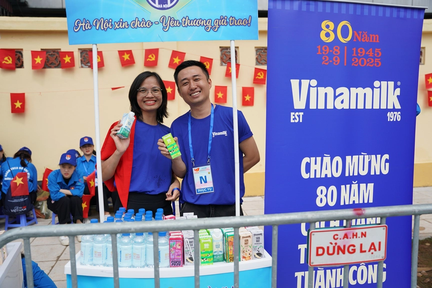 Mừng 80 năm Quốc khánh, Vinamilk tiếp thêm dinh dưỡng cho các lực lượng diễu binh diễu hành và người dân tham gia đại lễ- Ảnh 1. Mừng 80 năm Quốc khánh, Vinamilk tiếp thêm dinh dưỡng cho các lực lượng diễu binh diễu hành và người dân tham gia đại lễ- Ảnh 1.