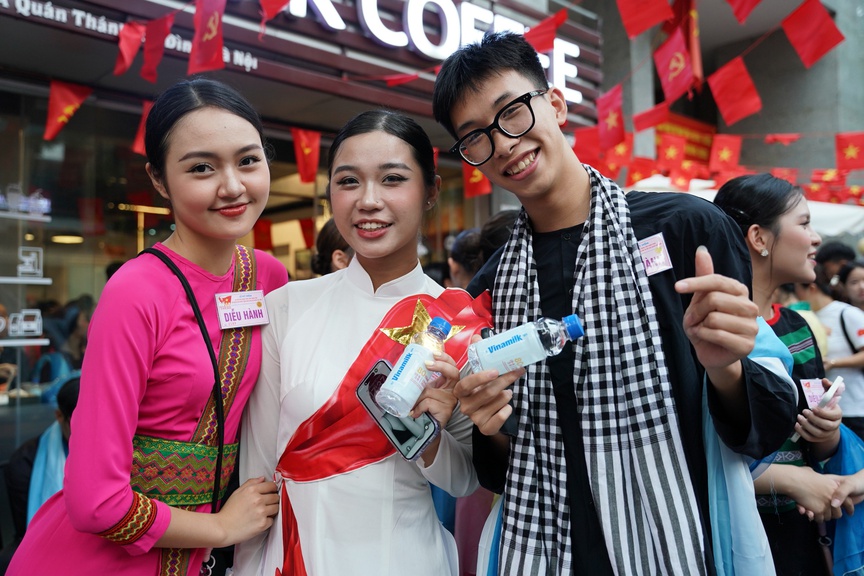 Mừng 80 năm Quốc khánh, Vinamilk tiếp thêm dinh dưỡng cho các lực lượng diễu binh diễu hành và người dân tham gia đại lễ- Ảnh 2. Mừng 80 năm Quốc khánh, Vinamilk tiếp thêm dinh dưỡng cho các lực lượng diễu binh diễu hành và người dân tham gia đại lễ- Ảnh 2.