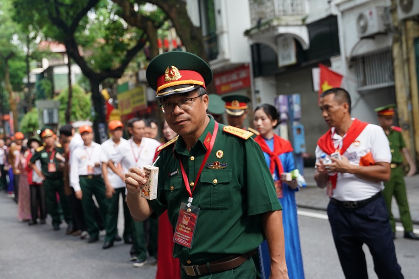 Mừng 80 năm Quốc khánh, Vinamilk tiếp thêm dinh dưỡng cho các lực lượng diễu binh diễu hành và người dân tham gia đại lễ- Ảnh 4. Mừng 80 năm Quốc khánh, Vinamilk tiếp thêm dinh dưỡng cho các lực lượng diễu binh diễu hành và người dân tham gia đại lễ- Ảnh 4.