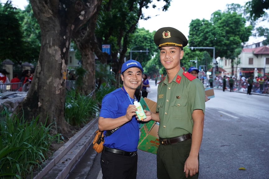Mừng 80 năm Quốc khánh, Vinamilk tiếp thêm dinh dưỡng cho các lực lượng diễu binh diễu hành và người dân tham gia đại lễ- Ảnh 5. Mừng 80 năm Quốc khánh, Vinamilk tiếp thêm dinh dưỡng cho các lực lượng diễu binh diễu hành và người dân tham gia đại lễ- Ảnh 5.