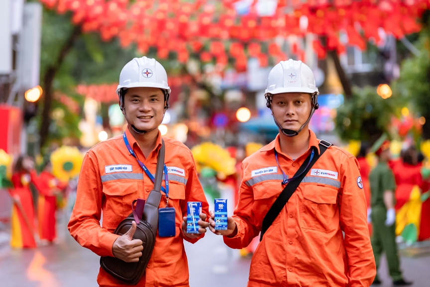 Mừng 80 năm Quốc khánh, Vinamilk tiếp thêm dinh dưỡng cho các lực lượng diễu binh diễu hành và người dân tham gia đại lễ- Ảnh 7. Mừng 80 năm Quốc khánh, Vinamilk tiếp thêm dinh dưỡng cho các lực lượng diễu binh diễu hành và người dân tham gia đại lễ- Ảnh 7.