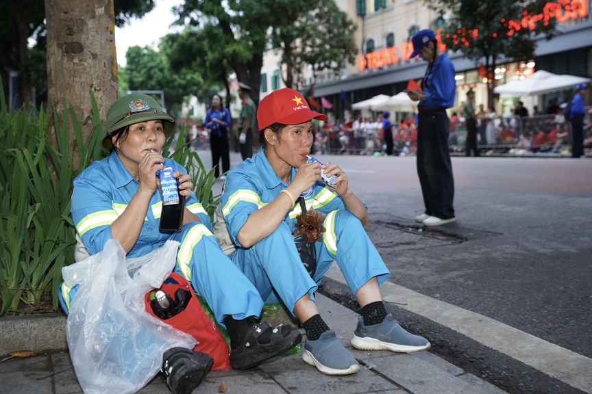 Mừng 80 năm Quốc khánh, Vinamilk tiếp thêm dinh dưỡng cho các lực lượng diễu binh diễu hành và người dân tham gia đại lễ- Ảnh 8. Mừng 80 năm Quốc khánh, Vinamilk tiếp thêm dinh dưỡng cho các lực lượng diễu binh diễu hành và người dân tham gia đại lễ- Ảnh 8.