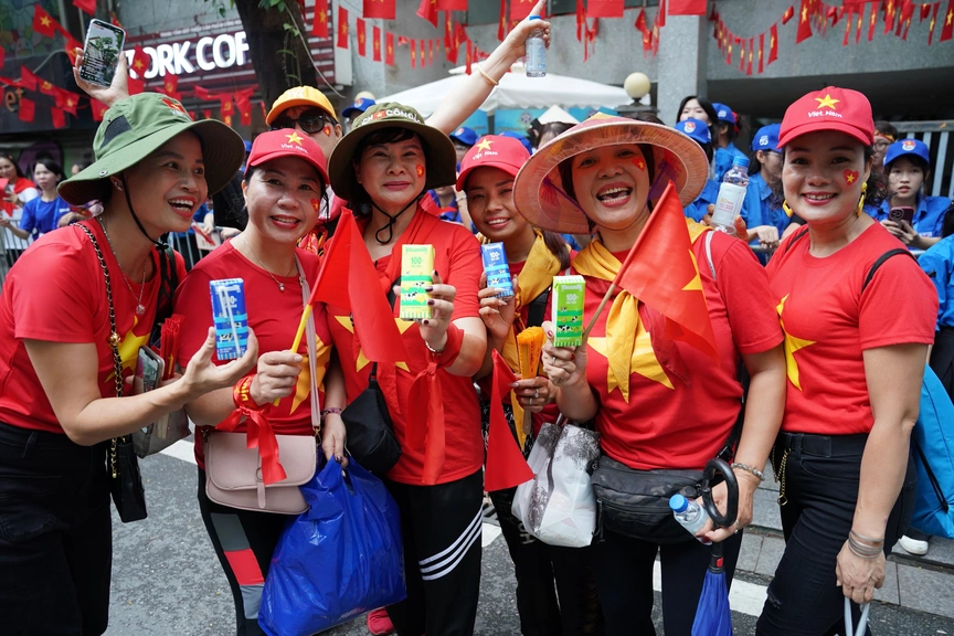 Mừng 80 năm Quốc khánh, Vinamilk tiếp thêm dinh dưỡng cho các lực lượng diễu binh diễu hành và người dân tham gia đại lễ- Ảnh 11. Mừng 80 năm Quốc khánh, Vinamilk tiếp thêm dinh dưỡng cho các lực lượng diễu binh diễu hành và người dân tham gia đại lễ- Ảnh 11.