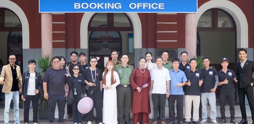 Phóng viên Reatimes cùng Công an TP. Huế làm MV “Huế - Khúc hát tự hào”- Ảnh 2. Phóng viên Reatimes cùng Công an TP. Huế làm MV “Huế - Khúc hát tự hào”- Ảnh 2.