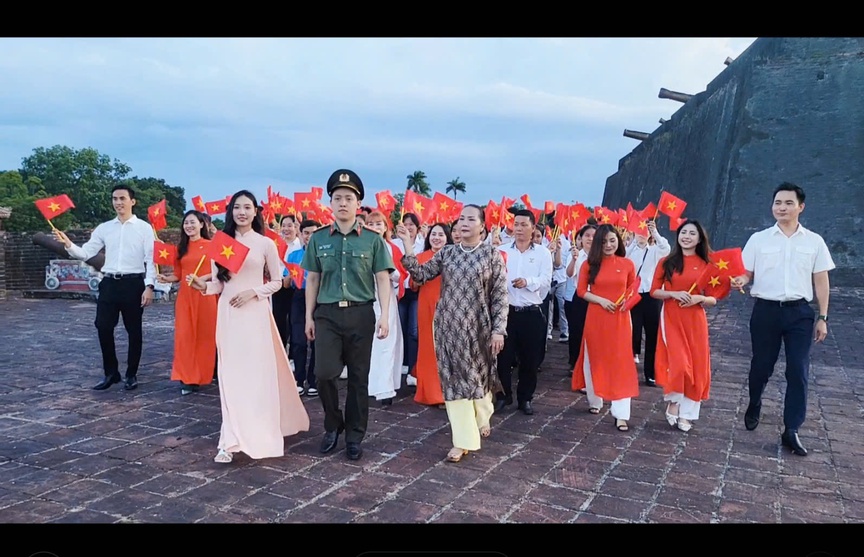 Phóng viên Reatimes cùng Công an TP. Huế làm MV “Huế - Khúc hát tự hào”- Ảnh 1. Phóng viên Reatimes cùng Công an TP. Huế làm MV “Huế - Khúc hát tự hào”- Ảnh 1.