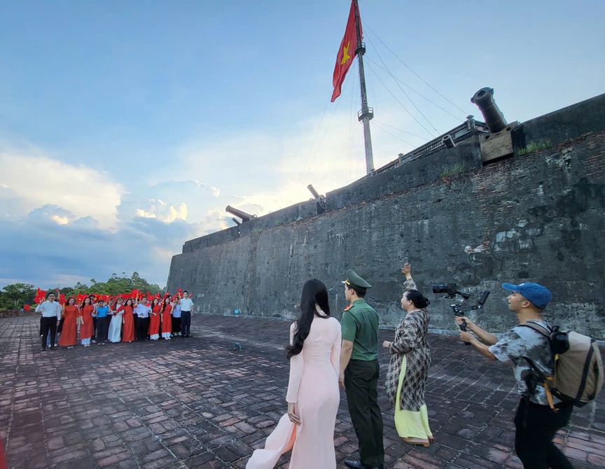Phóng viên Reatimes cùng Công an TP. Huế làm MV “Huế - Khúc hát tự hào”- Ảnh 3. Phóng viên Reatimes cùng Công an TP. Huế làm MV “Huế - Khúc hát tự hào”- Ảnh 3.
