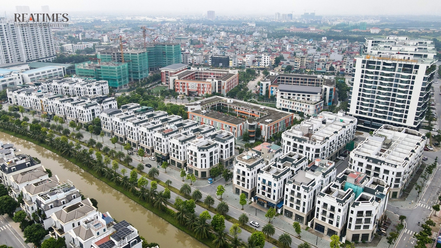 Hà Nội: Biệt thự triệu USD ngập cỏ dại, chủ đầu tư yêu cầu khách hàng dọn dẹp- Ảnh 1.