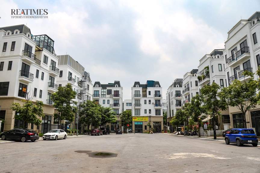 Hà Nội: Biệt thự triệu USD ngập cỏ dại, chủ đầu tư yêu cầu khách hàng dọn dẹp- Ảnh 3.
