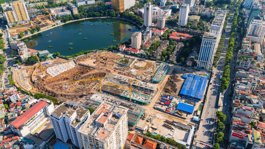 Công trường nhộn nhịp tại dự án bất động sản xa xỉ bậc nhất Thủ đô của Vinhomes- Ảnh 1.