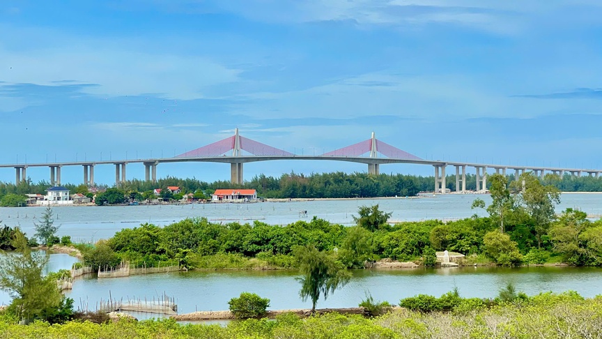 TP. Huế: Cầu vượt biển dài nhất miền Trung đạt gần 90% khối lượng - Ảnh 1.