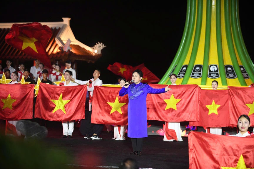 “Lời tri ân - Dòng sông hoa lửa”: Đêm nghệ thuật tái hiện huyền thoại bến phà Long Đại- Ảnh 1. “Lời tri ân - Dòng sông hoa lửa”: Đêm nghệ thuật tái hiện huyền thoại bến phà Long Đại- Ảnh 1.