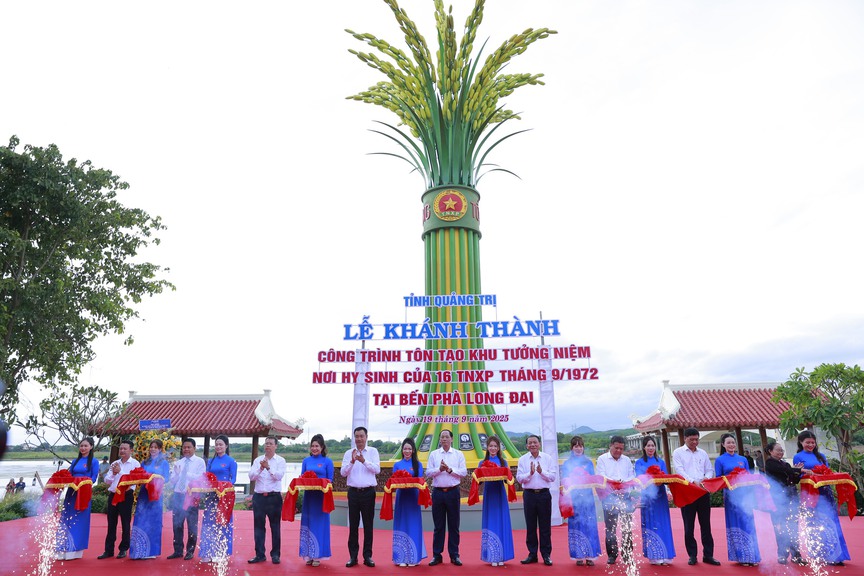Khánh thành Khu tưởng niệm thanh niên xung phong     
hy sinh tại bến phà Long Đại- Ảnh 1.