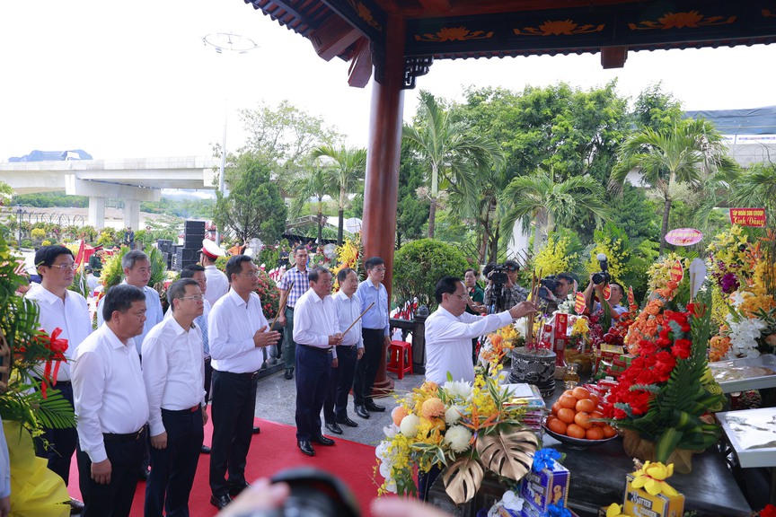 Khánh thành Khu tưởng niệm thanh niên xung phong     
hy sinh tại bến phà Long Đại- Ảnh 3.