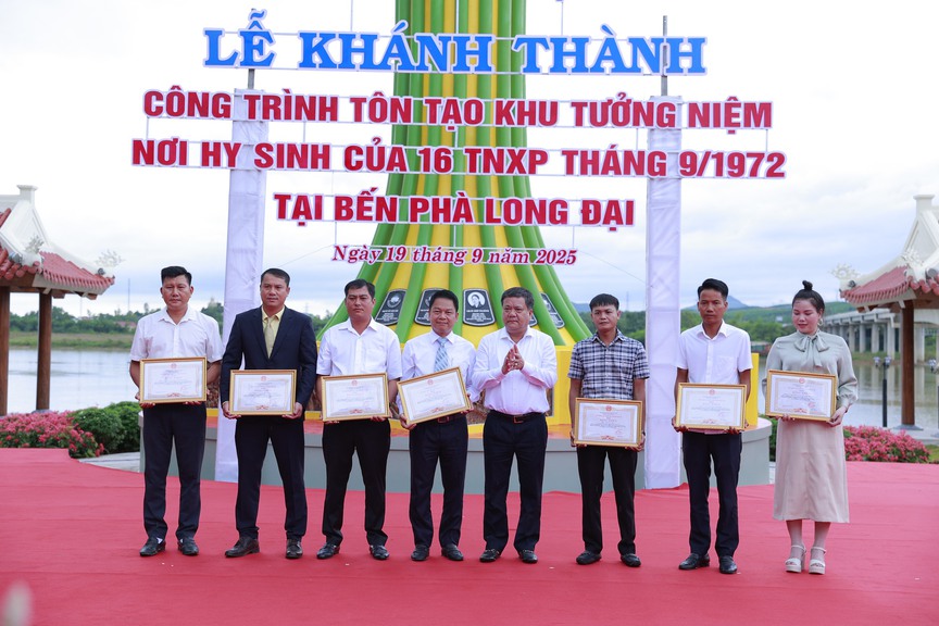 Khánh thành Khu tưởng niệm thanh niên xung phong     
hy sinh tại bến phà Long Đại- Ảnh 4.