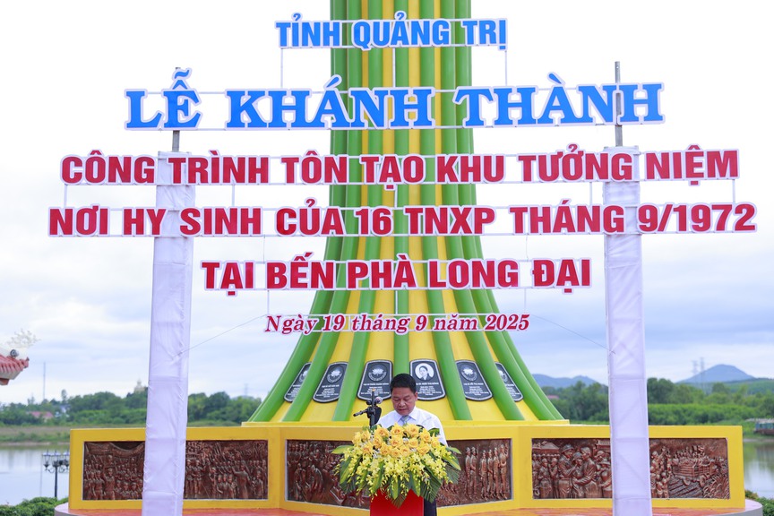 Khánh thành Khu tưởng niệm thanh niên xung phong     
hy sinh tại bến phà Long Đại- Ảnh 5.