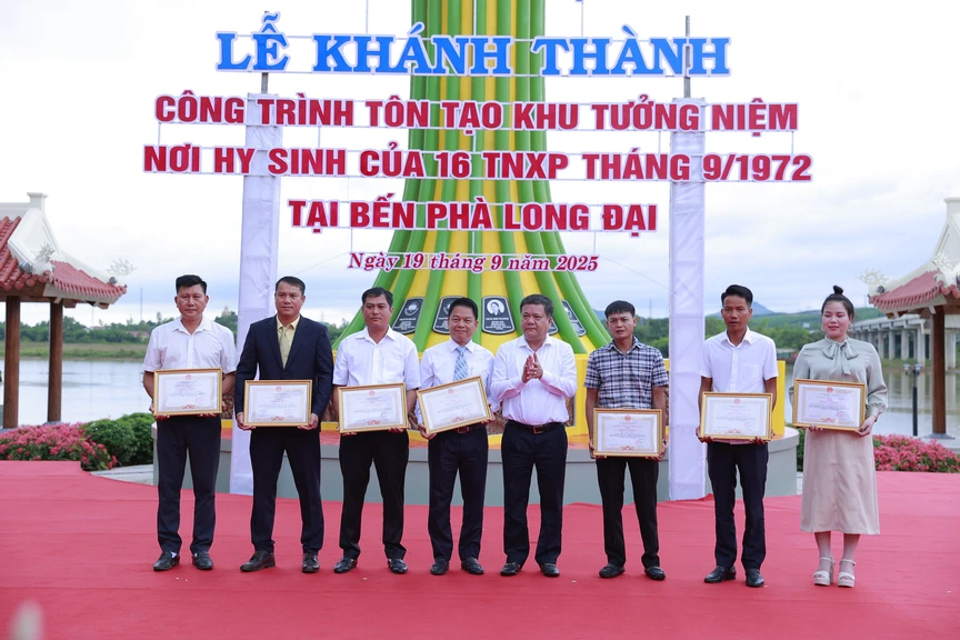 Khánh thành Khu tưởng niệm thanh niên xung phong     
hy sinh tại bến phà Long Đại- Ảnh 6.