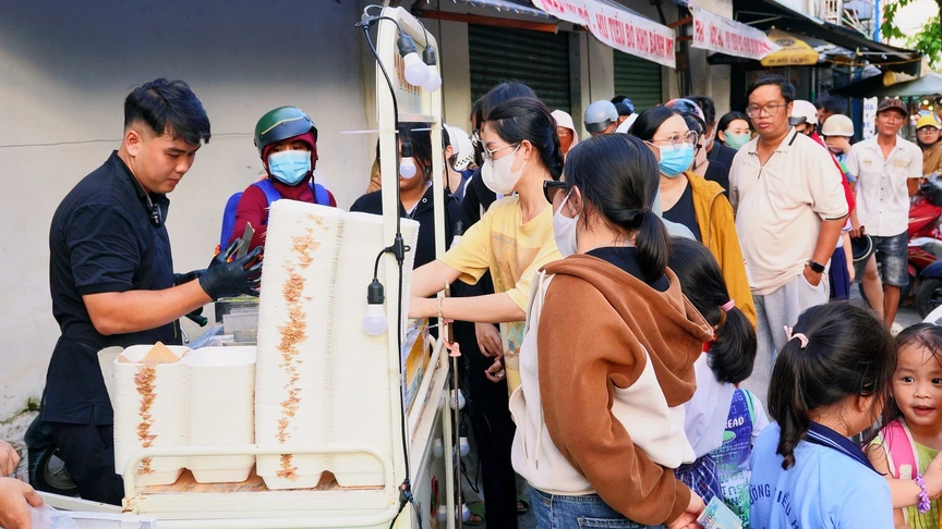 Mỗi ngày chỉ bán 1 tiếng, quầy bánh ven đường để khách chờ dài cả cây số vẫn cháy hàng
- Ảnh 1.