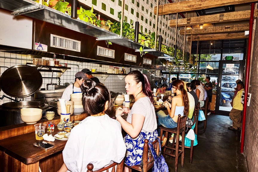 Nhà hàng bán phở Nam Định, bánh mì Hải Phòng, mắm tôm bay nửa vòng trái đất khiến khách Mỹ xếp hàng 90 phút vẫn thấy 'xứng đáng'- Ảnh 4.
