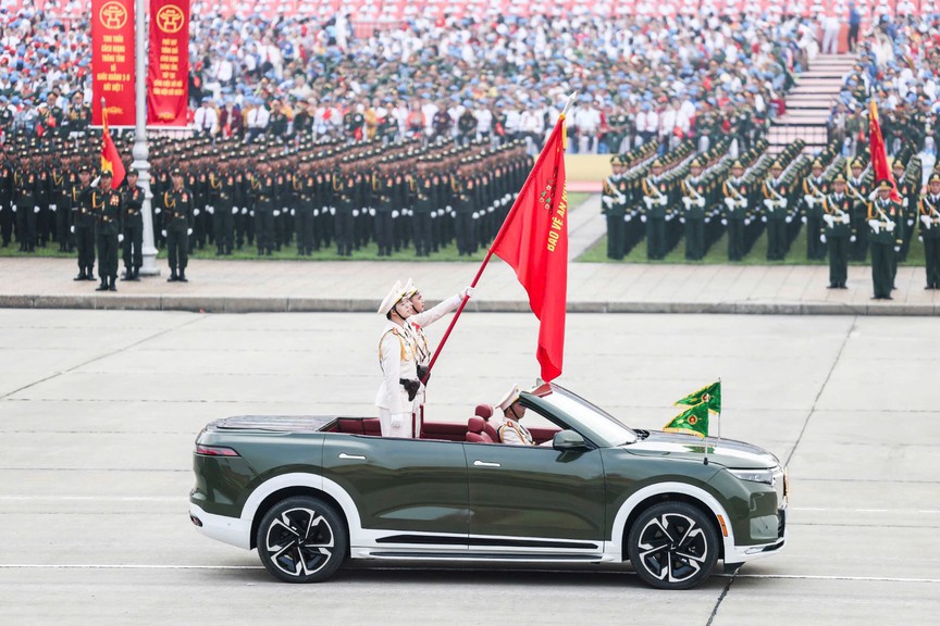 Xe điện Việt kiêu hãnh trong đội hình diễu binh 2/9: Khoảnh khắc tự hào không thể quên- Ảnh 3. Xe điện Việt kiêu hãnh trong đội hình diễu binh 2/9: Khoảnh khắc tự hào không thể quên- Ảnh 3.