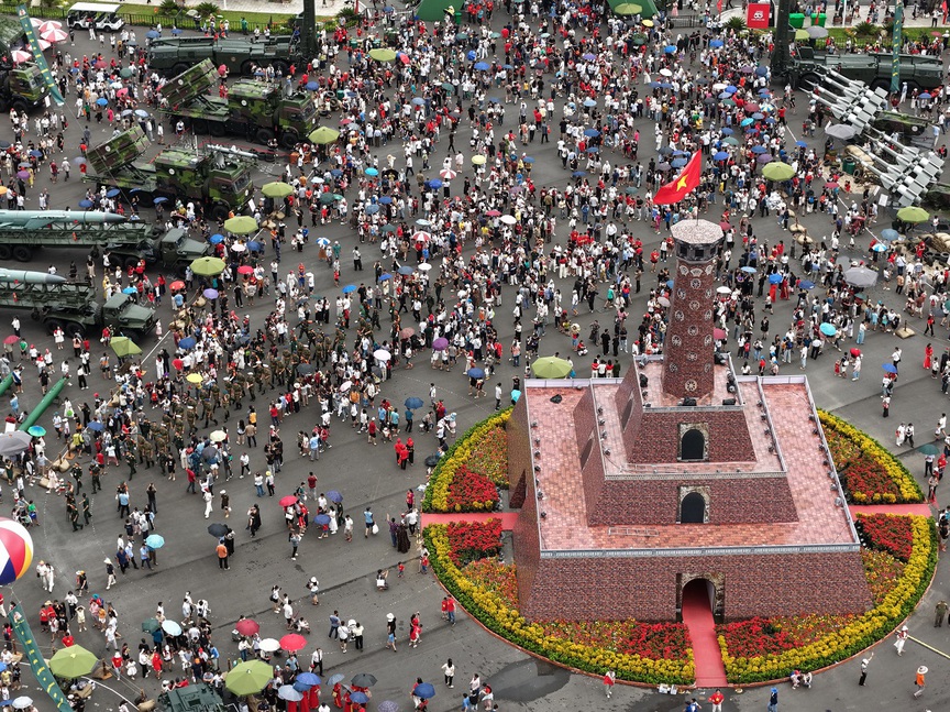Đón gần 1,2 triệu lượt khách sau 3 ngày mở cửa: Trung tâm Triển lãm Việt Nam “gây sốt” với tiêu chuẩn vận hành chuyên nghiệp- Ảnh 2. Đón gần 1,2 triệu lượt khách sau 3 ngày mở cửa: Trung tâm Triển lãm Việt Nam “gây sốt” với tiêu chuẩn vận hành chuyên nghiệp- Ảnh 2.