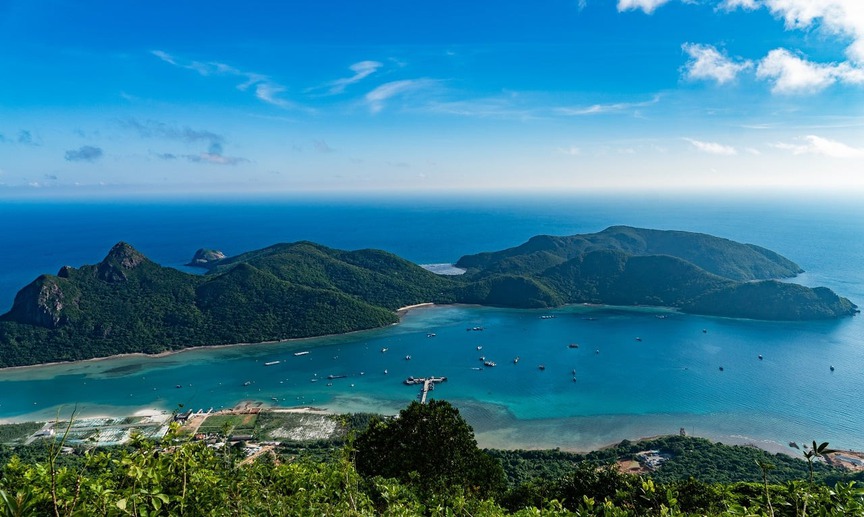 Vì đâu chọn kéo điện lưới ra đặc khu lớn thứ 4 Việt Nam thay điện gió, điện mặt trời?- Ảnh 1. Vì đâu chọn kéo điện lưới ra đặc khu lớn thứ 4 Việt Nam thay điện gió, điện mặt trời?- Ảnh 1.