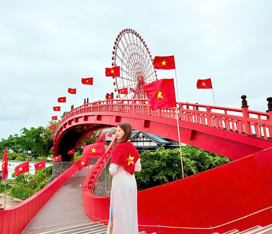 Du khách đổ về Bãi Cháy ngắm pháo hoa, ‘săn’ khoảnh khắc rực rỡ cờ hoa dịp lễ 2/9- Ảnh 1. Du khách đổ về Bãi Cháy ngắm pháo hoa, ‘săn’ khoảnh khắc rực rỡ cờ hoa dịp lễ 2/9- Ảnh 1.