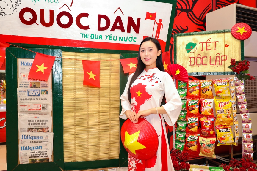 Du khách thích thú check-in đại kỳ tại Hạ Long ngay trước thềm lễ 2/9 - Ảnh 3. Du khách thích thú check-in đại kỳ tại Hạ Long ngay trước thềm lễ 2/9 - Ảnh 3.