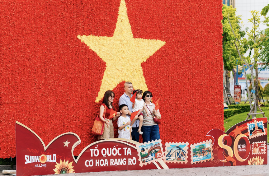 Du khách đổ về Bãi Cháy ngắm pháo hoa, ‘săn’ khoảnh khắc rực rỡ cờ hoa dịp lễ 2/9- Ảnh 2. Du khách đổ về Bãi Cháy ngắm pháo hoa, ‘săn’ khoảnh khắc rực rỡ cờ hoa dịp lễ 2/9- Ảnh 2.