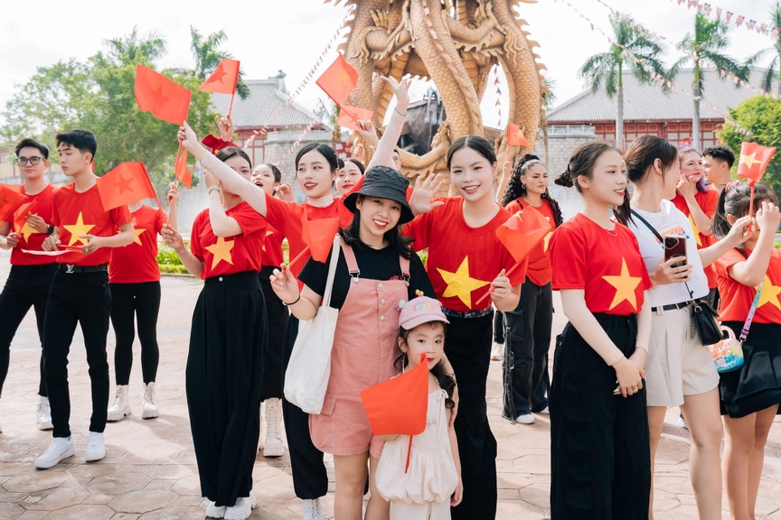 Du khách đổ về Bãi Cháy ngắm pháo hoa, ‘săn’ khoảnh khắc rực rỡ cờ hoa dịp lễ 2/9- Ảnh 4. Du khách đổ về Bãi Cháy ngắm pháo hoa, ‘săn’ khoảnh khắc rực rỡ cờ hoa dịp lễ 2/9- Ảnh 4.