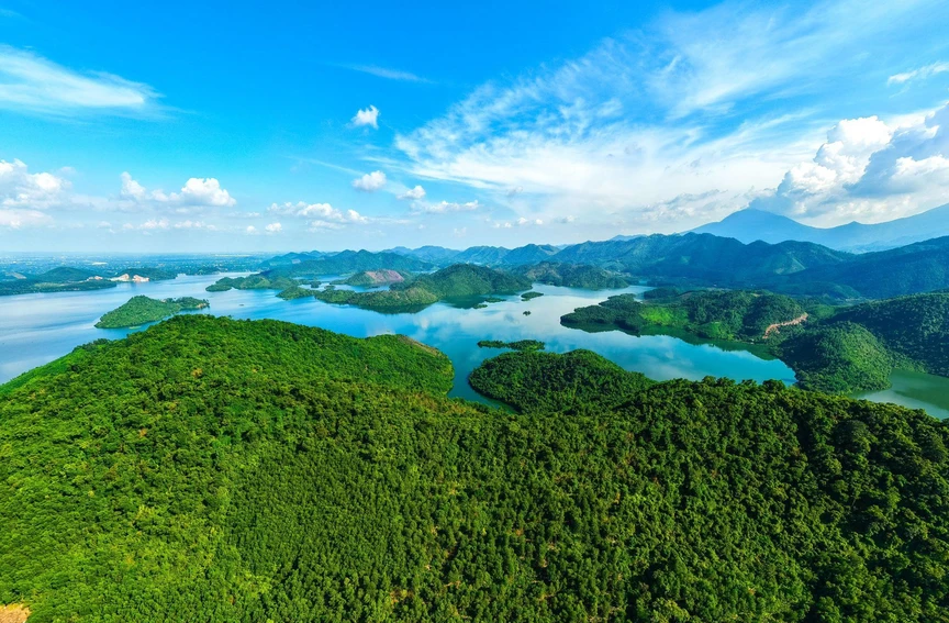 Từ thắng cảnh nội địa đến điểm đến công dân toàn cầu: Hồ Núi Cốc và bước chuyển mình lịch sử- Ảnh 1. Từ thắng cảnh nội địa đến điểm đến công dân toàn cầu: Hồ Núi Cốc và bước chuyển mình lịch sử- Ảnh 1.