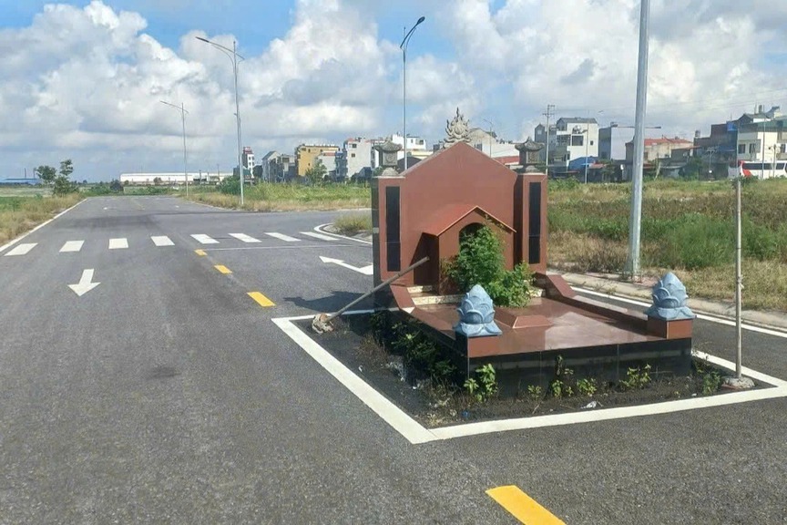Ngôi mộ án ngữ giữa tuyến đường trải nhựa tinh tươm bên trong khu đô thị tại Hải Phòng- Ảnh 1.