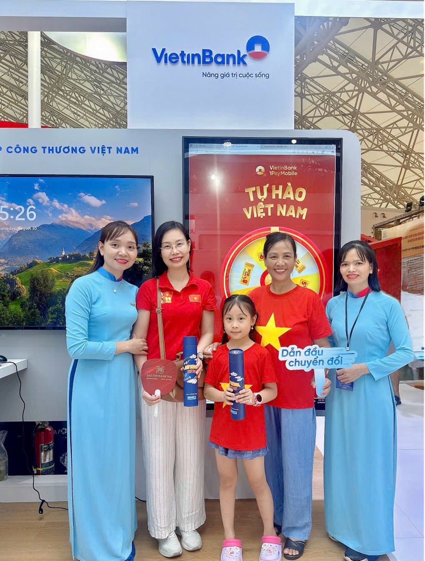 Nhận quà khi check-in gian hàng VietinBank tại Triển lãm thành tựu đất nước- Ảnh 6.