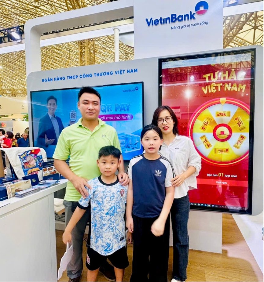 Nhận quà khi check-in gian hàng VietinBank tại Triển lãm thành tựu đất nước- Ảnh 7.