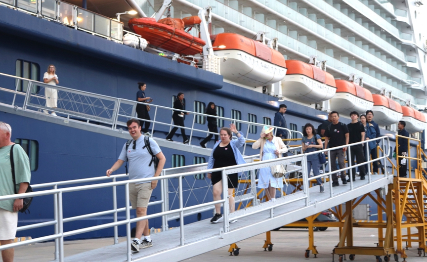 Bí thư Quảng Ninh tặng hoa chào mừng 3.000 du khách "xông đất" năm mới- Ảnh 1.