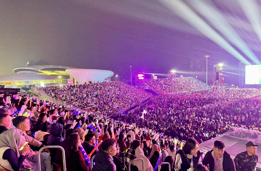 Quảng Ninh: 50.000 khán giả cùng đón khoảnh khắc năm mới 2026- Ảnh 2. Quảng Ninh: 50.000 khán giả cùng đón khoảnh khắc năm mới 2026- Ảnh 2.